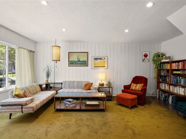 626 Constance Ave, Esquimalt, BC V9A 6N7