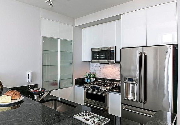 3rd image of 160 W 62nd St APT 34E