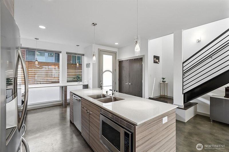 5th image of 7016 California Avenue SW #E
