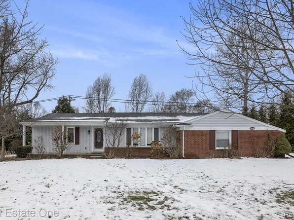 2640 Bridle Rd, Bloomfield Hills, MI 48304