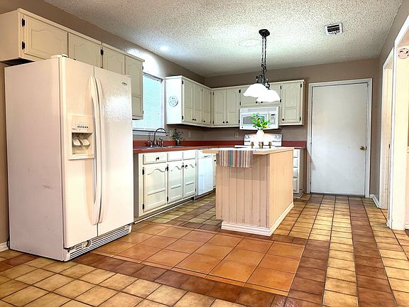 5th image of 1020 Lincoln Dr