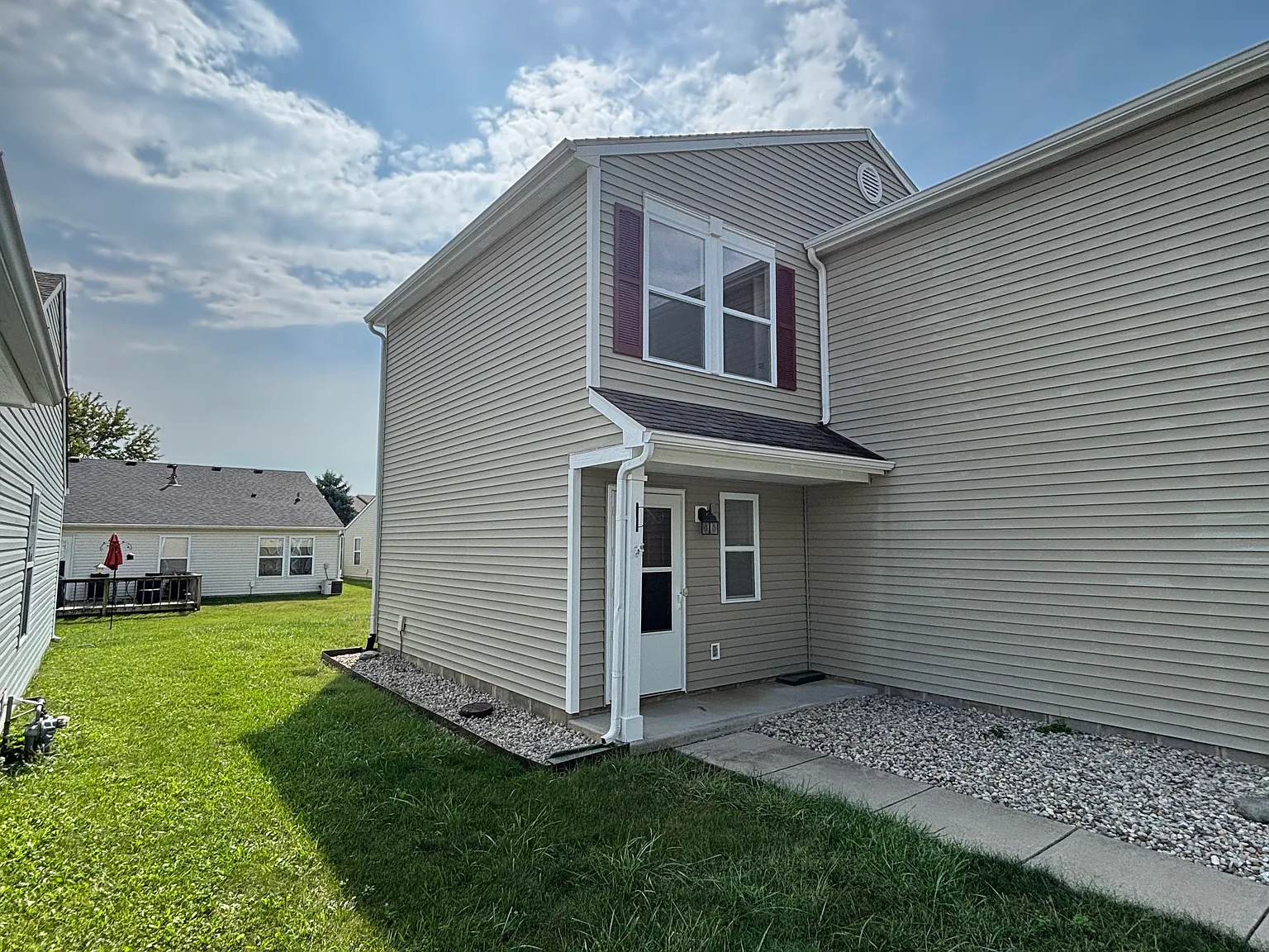 3 bed, 2.5 bath, 1400 sqft, $2,000 — Photo 3