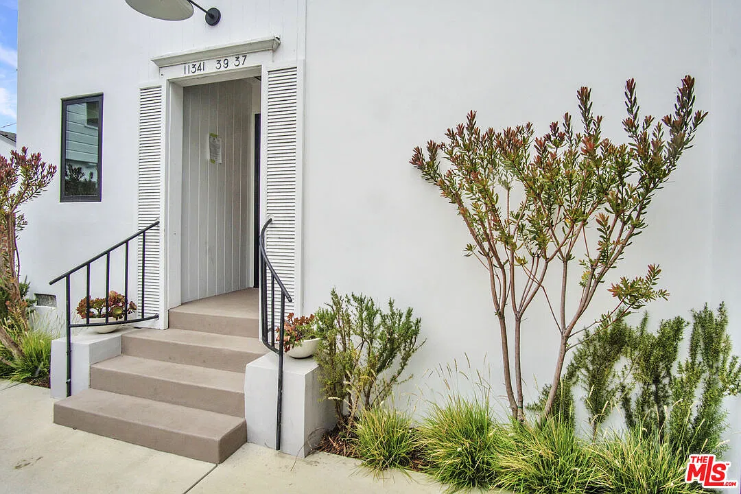 1 bed, 1.5 bath, 900 sqft, $4,583 — Photo 3