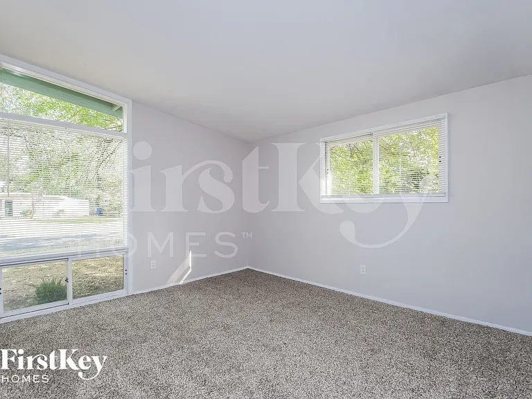 315 Holiday Hl — Photo 8