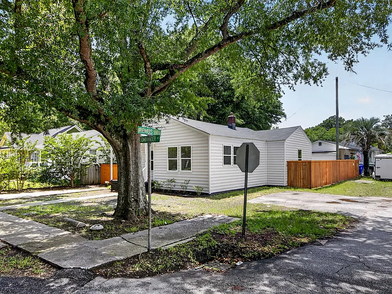 2116 Commander Rd — Photo 2