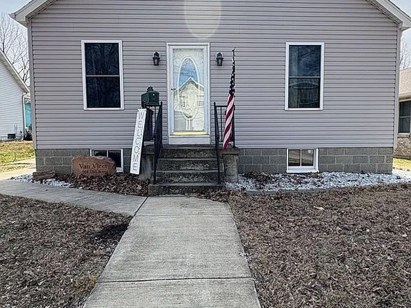 904 13th St, Highland, IL 62249