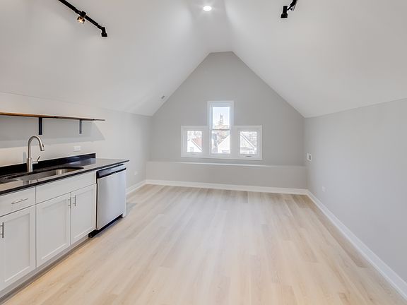5th image of 2842 N Avers Ave #3