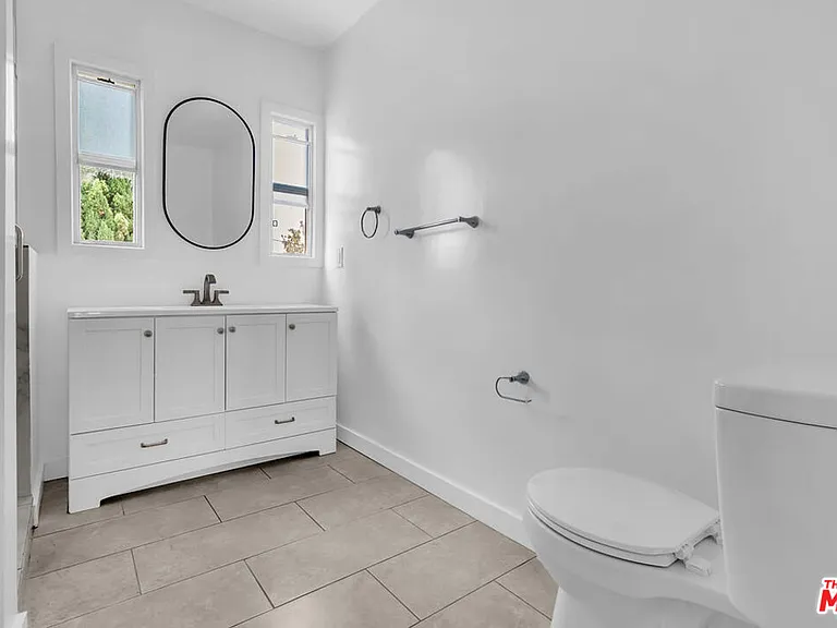 8300 Blackburn Ave — Photo 24