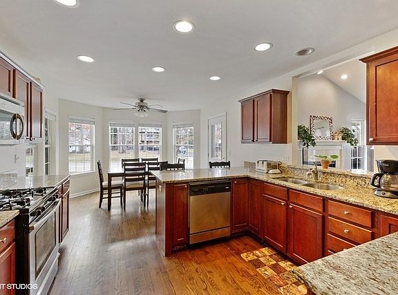 4th image of 1001 Rosewood Dr