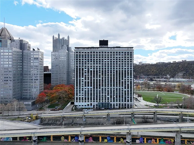 320 Fort Duquesne Blvd #4E — Photo 6