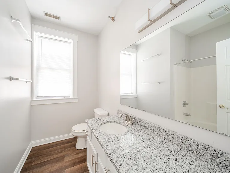 234 E 9th St #102 — Photo 17