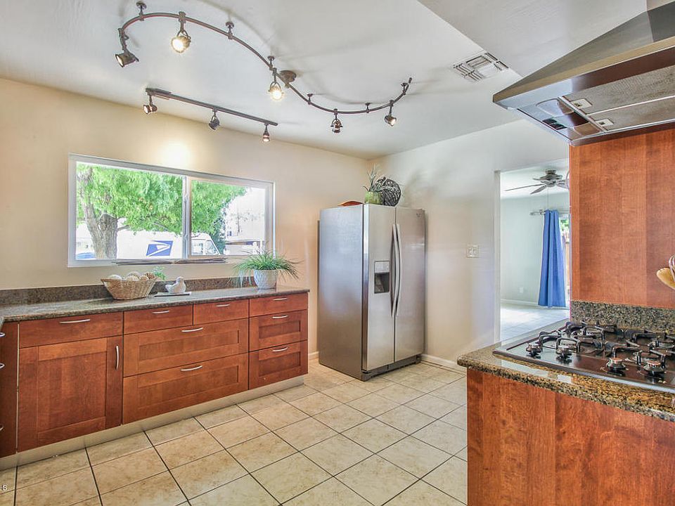 1st image of 610 E 1st Pl