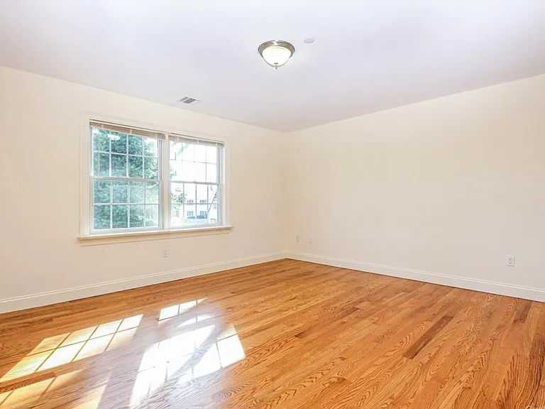 114 Oak St #114 — Photo 13