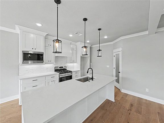 5th image of 4832 Hawk St