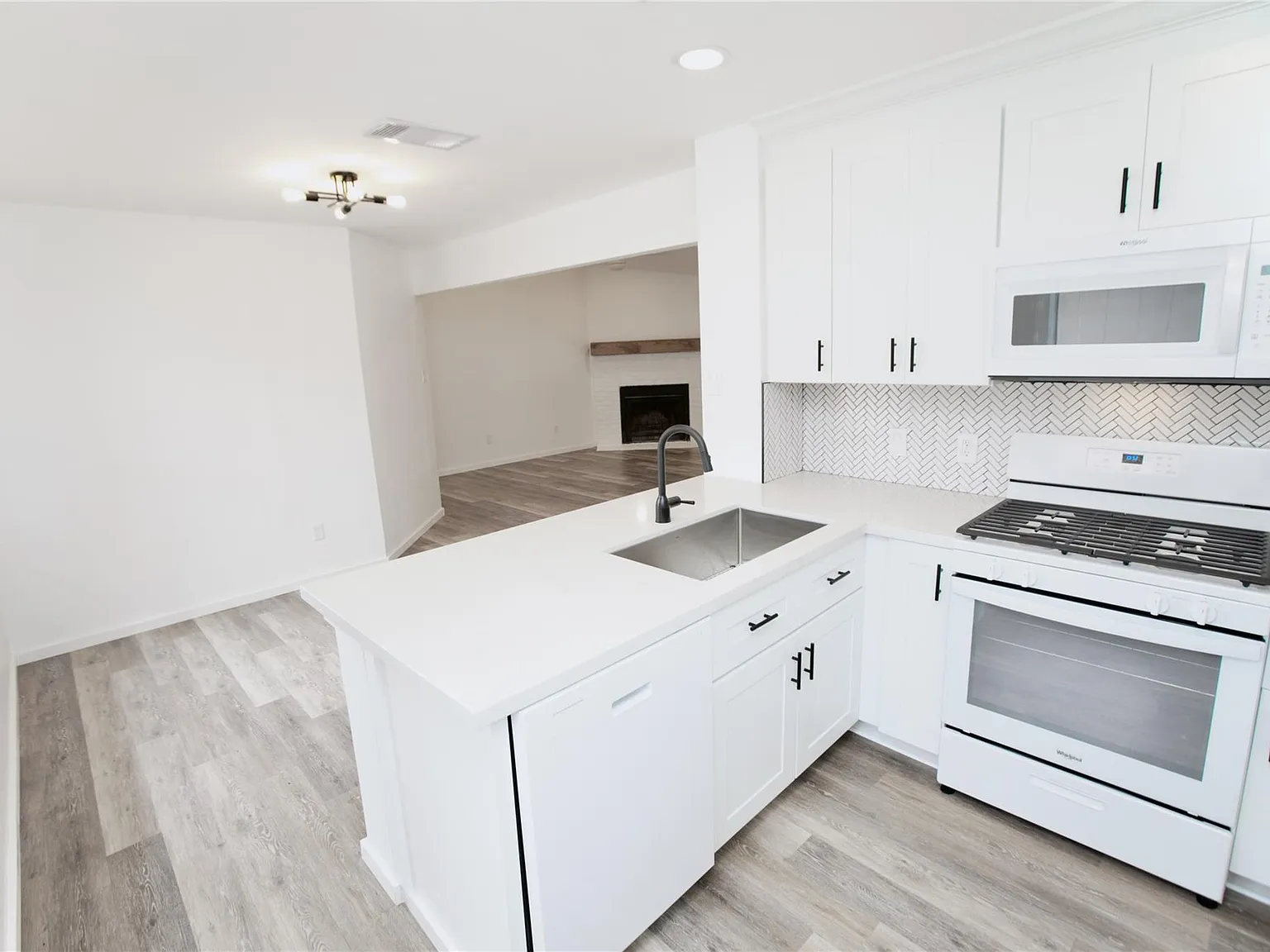 2 bed, 1.5 bath, 920 sqft, $1,850 — Photo 1
