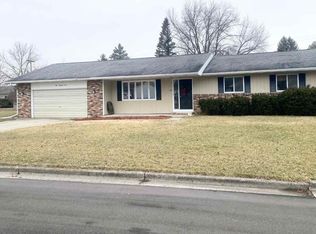 109 Essex Dr, Saint Louis, MI 48880