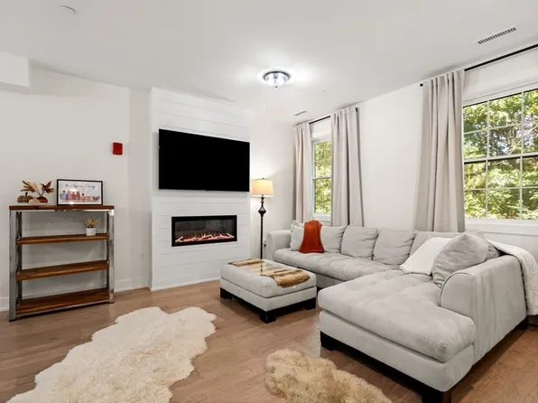 300 Albion Rd #306, Bedford, MA 01730
