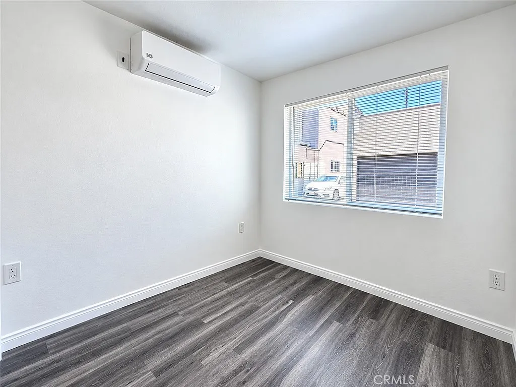 925 N Washington Pl — Photo 3
