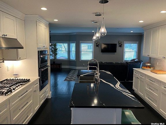 3rd image of 1592 Parkview Ave