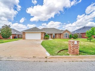 1805 Hunter Pointe Cir, Altus, OK 73521