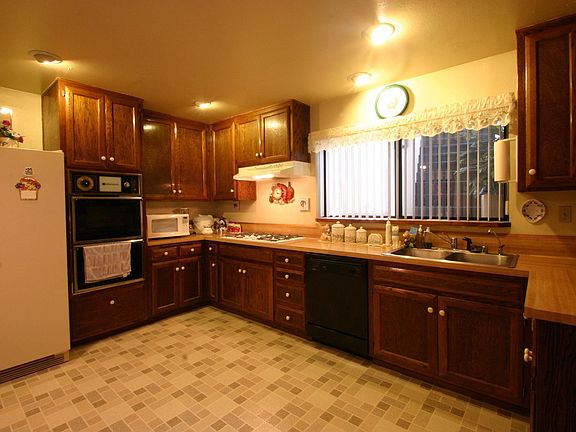 Eat-in kitchen 