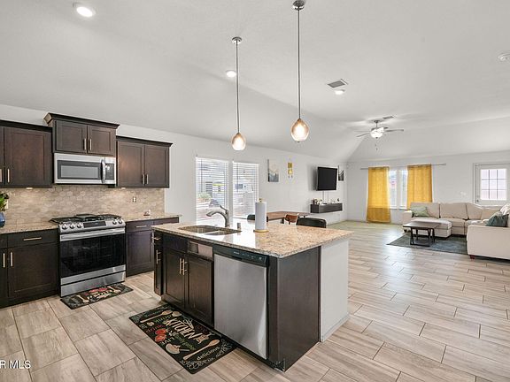 3rd image of 1017 Summer House St