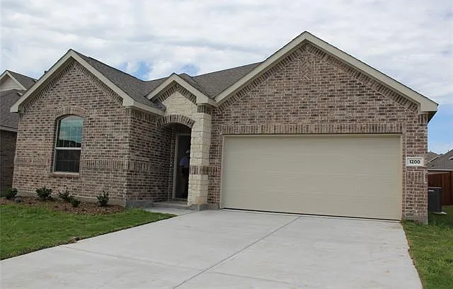 1200 Mahogany Ln — Photo 1