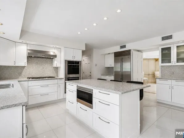 66 Adams Dr, Cresskill, NJ 07626