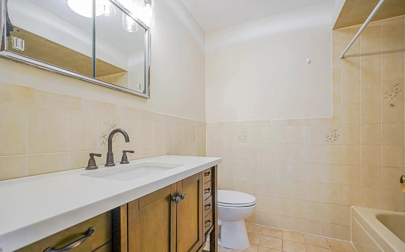 Charming 2-Bedroom Townhouse in Desirable Westerleigh — Photo 4