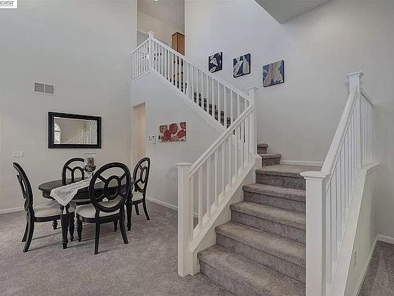 3rd image of 4288 Roxbury Dr