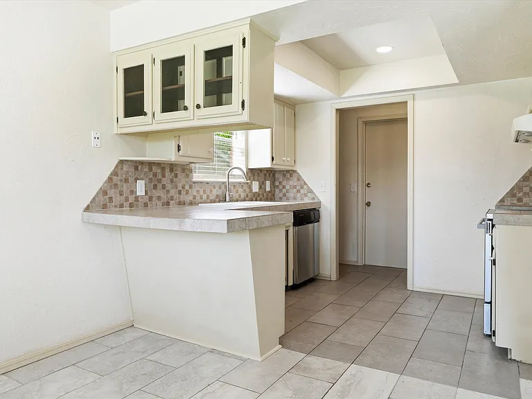 616 SW 23rd St — Photo 11