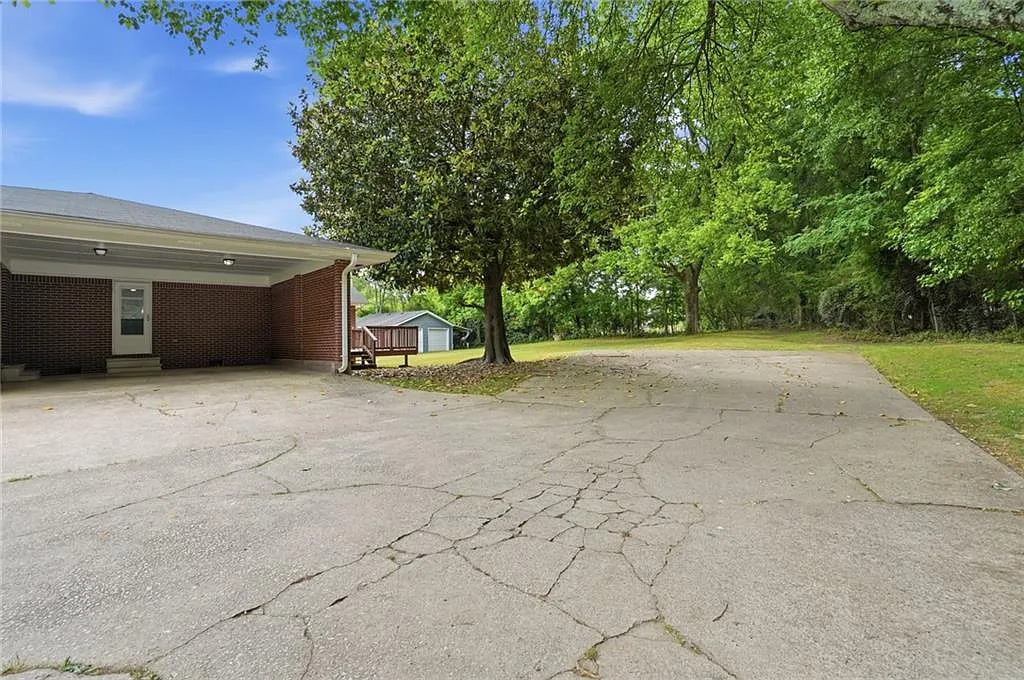 3 bed, 3.0 bath, 2482 sqft, $2,500 — Photo 4