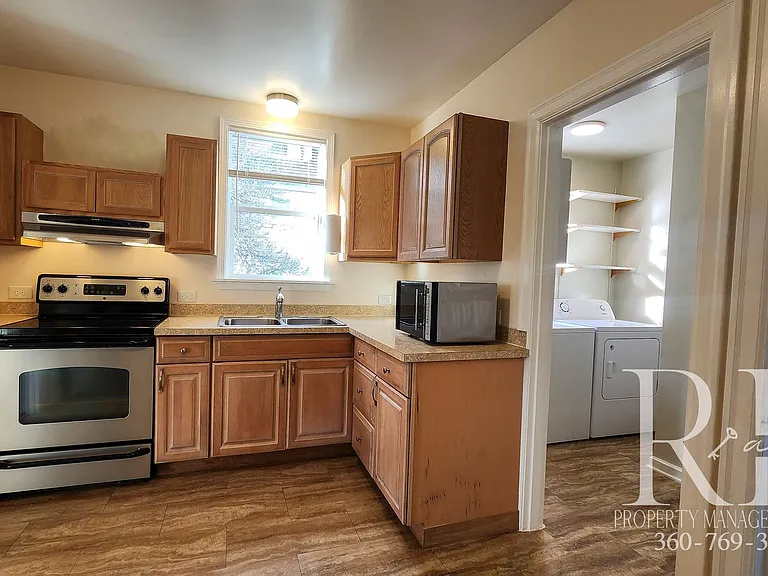 1540 N Callow Ave — Photo 2