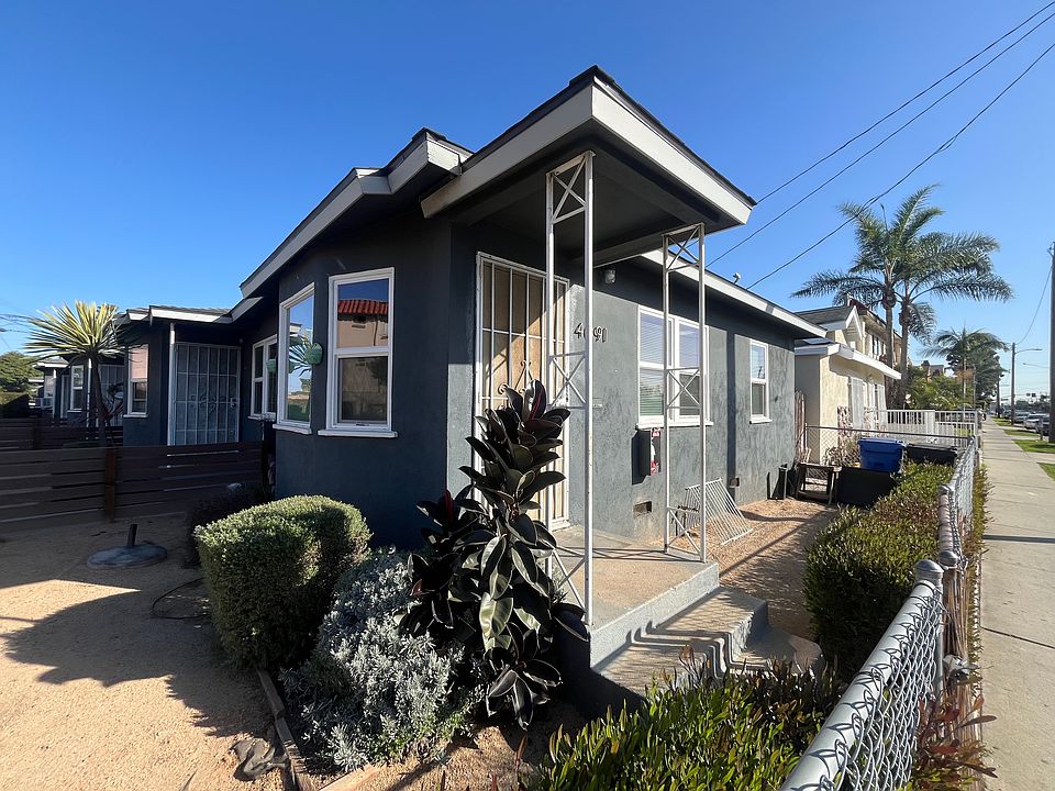 front entrance w private front yard