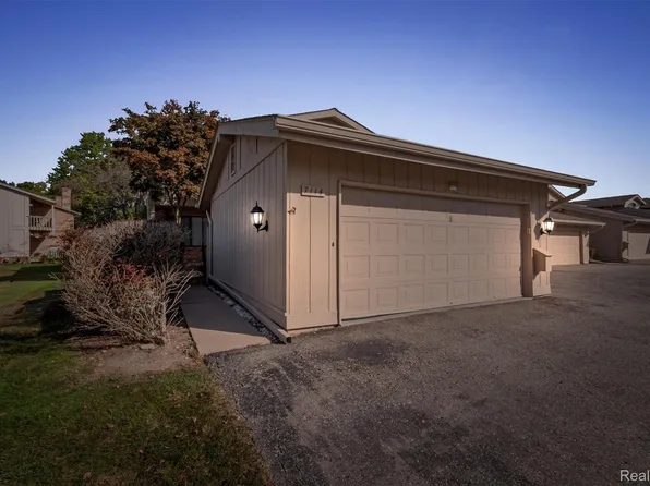 7114 Pebble Park Dr, West Bloomfield, MI 48322