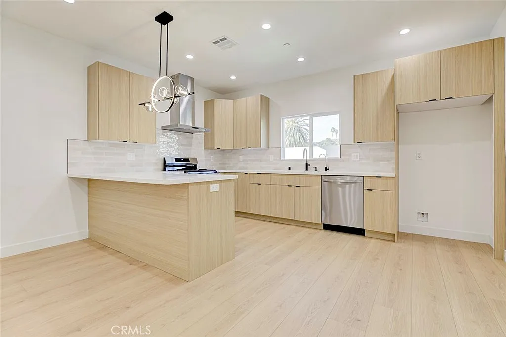 3 bed, 1200 sqft, $4,450 — Photo 4