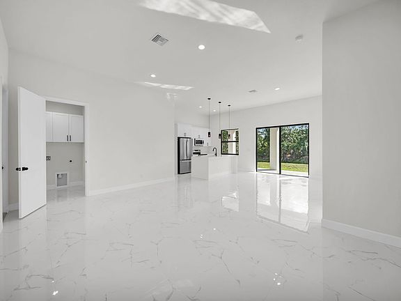 4th image of 7054 Rosemont Dr