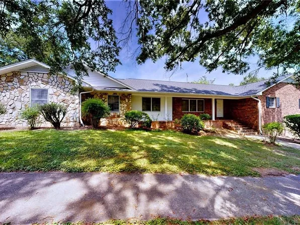 6108 Riverdale Dr, High Point, NC 27263