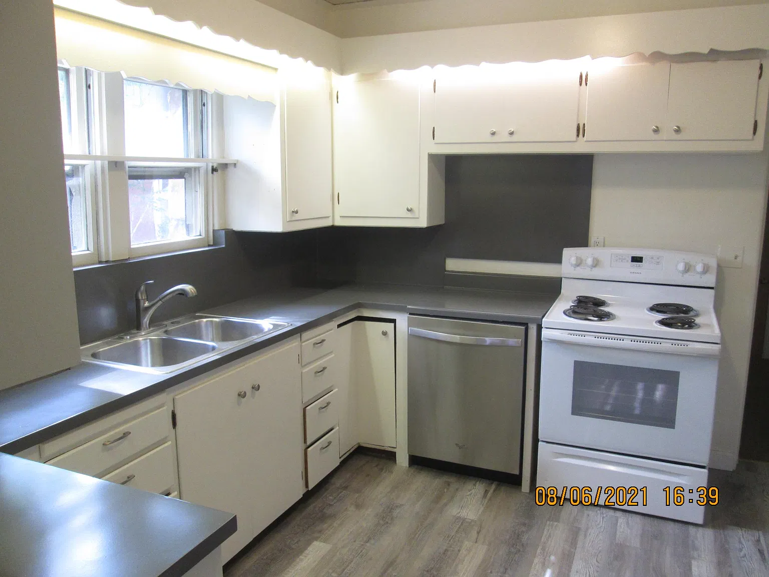 5 bed, 1500 sqft, $5,450 — Photo 1