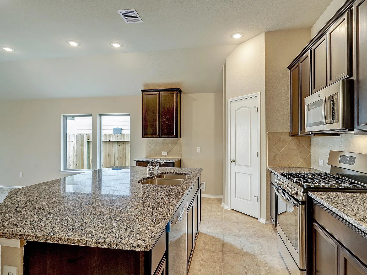 4 bed, 2.0 bath, 1744 sqft, $2,250 — Photo 4