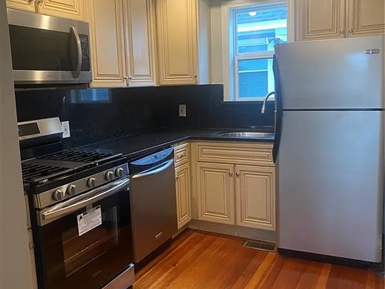 160 California Ave — Photo 2