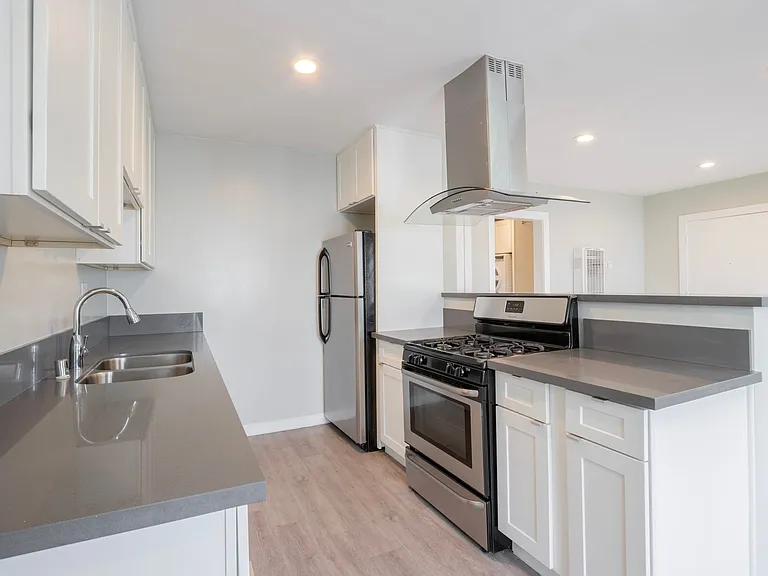 5622 La Mirada Ave — Photo 1