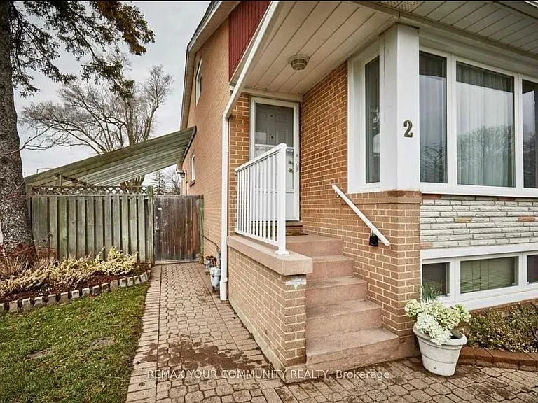 2 Pinemore Cres — Photo 2