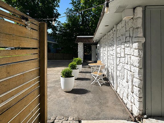 4th image of 3555 S Mentor Avenue