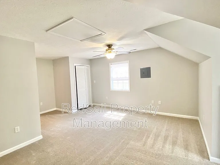 102 Thunderbird Ln — Photo 24