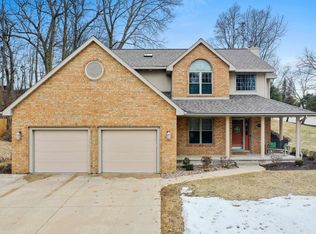 2704 Canyon Bluff Rd, Green Bay, WI 54302