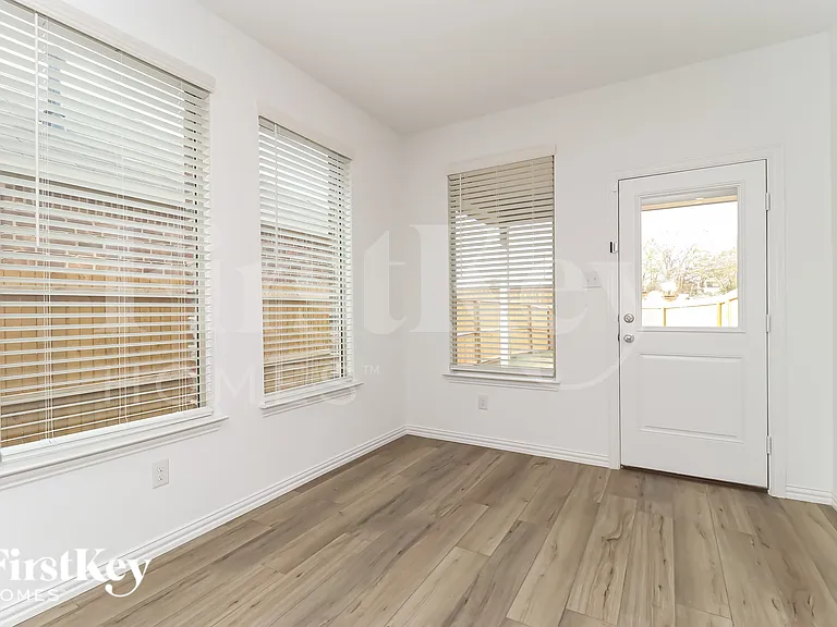 10113 Elkhorn Dr — Photo 2