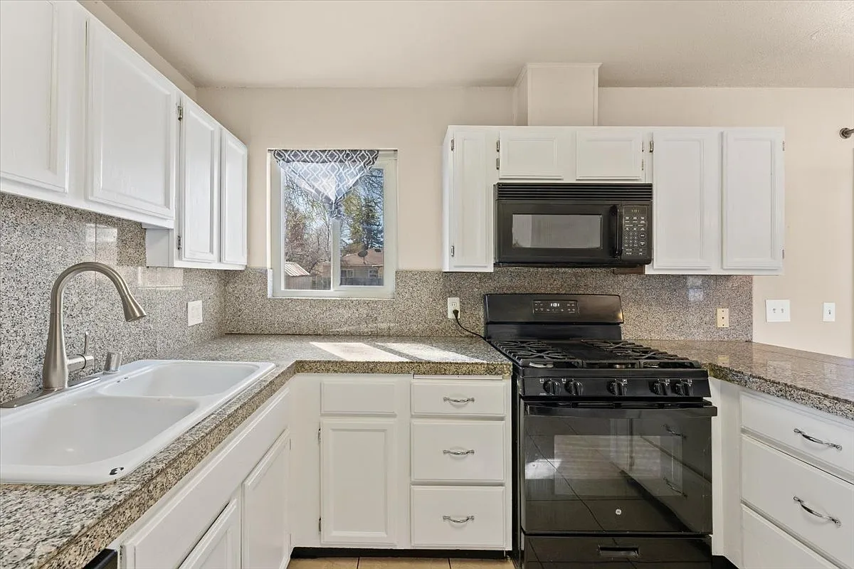 3 bed, 1.0 bath, $2,350 — Photo 4