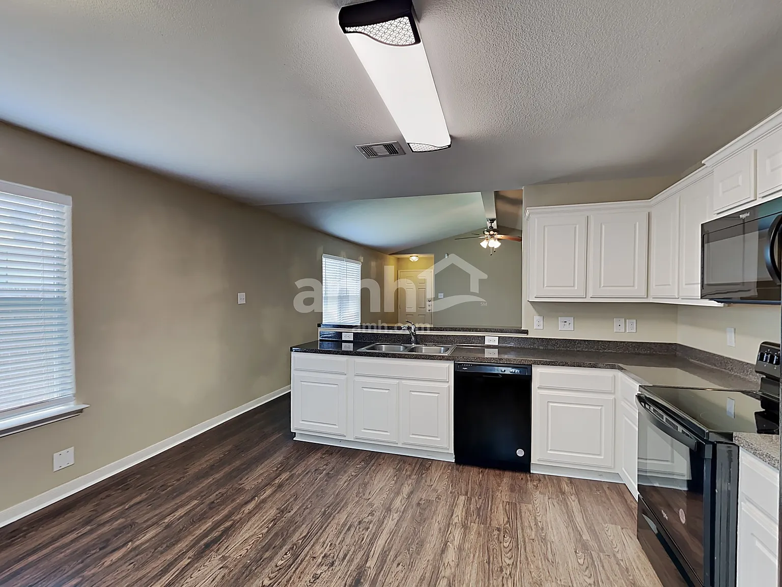 3 bed, 2.0 bath, 1429 sqft, $1,850 — Photo 4