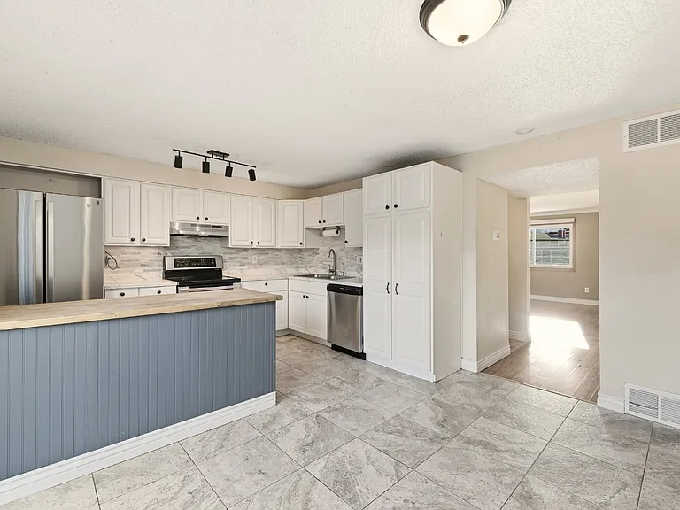 234 W Rockrimmon Blvd #D — Photo 7